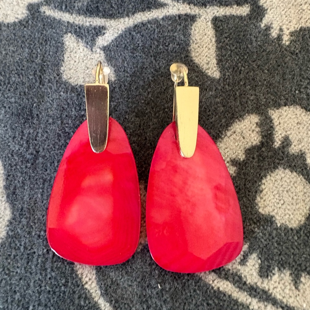 Kendra Scott Fuchsia and Gold Drop Earrings (Feather Weight)